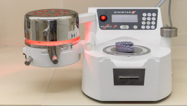 4. Con la ayuda de la Biostar (máquina termoformadora) confeccionamos los alineadores Smileline necesarios para tu tratamiento.